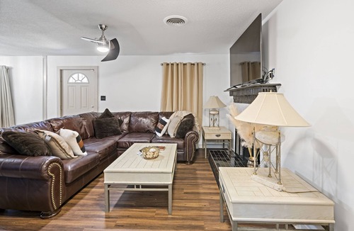 Memphis House | 4 br, 2 bths, sleeps up to 12 has 4 bds, 2 air mattresses, twin mattress,couch.