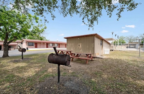 Beeville House | 4 Budget-Friendly Units, Free Parking Onsite, Minutes to Rick’s Snow House