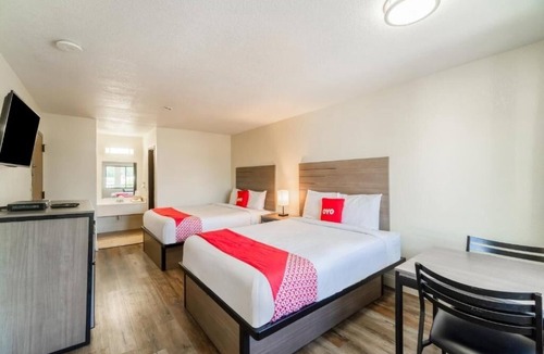 FM 1960 Hotel | 4 Comfortable Rooms Stay Near Funeral History Museum – 2 Queen Beds