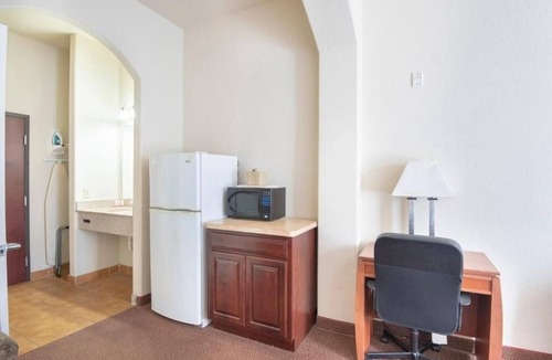Clute Hotel | 4 Family-Friendly Rooms w/Cable TV & Fridge Near Restaurants