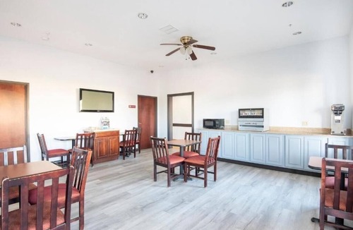 Clute Hotel | 4 Family-Friendly Rooms w/Cable TV & Fridge Near Restaurants