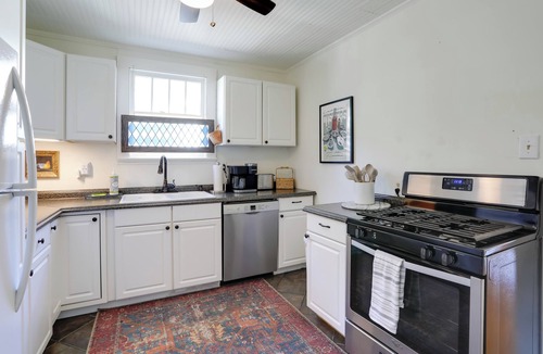 Mid City South Cottage | 4 Mi to Dtwn: Baton Rouge Bungalow w/Private Yard