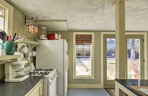 Fairmount Cottage | 4 Mi to Dtwn! Fort Worth Cottage w/Shared Pool