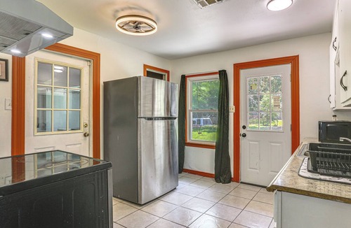 Orange House | 4 Mi to Sabine River! Extended Escape w/Yard