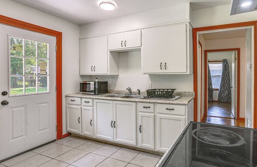 Orange House | 4 Mi to Sabine River! Extended Escape w/Yard