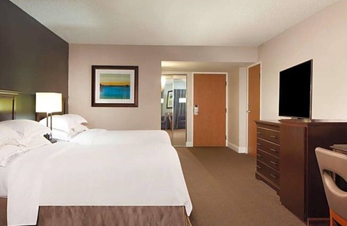 Nassau Bay Hotel | 4 Spacious Rooms Near Armand Bayou Nature Center + 4 mins to NASA Space Center