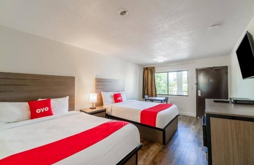 FM 1960 Hotel | 4 Tranquil Rooms w/2 Queen Beds Room Near Funeral History Museum Exploration