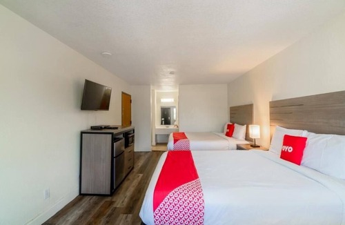 FM 1960 Hotel | 4 Tranquil Rooms w/2 Queen Beds Room Near Funeral History Museum Exploration