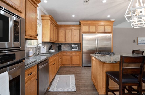 Negreet House | 4BD 3BTH, Lakeview, huge covered outdoor patio Firepit, and Fishing @ Jolie Vue