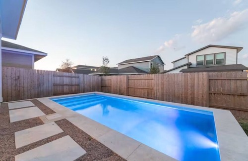 Austin House | 4BR/3.5BH Private Pool: 5M Airport, F1 & 2300 Sqft