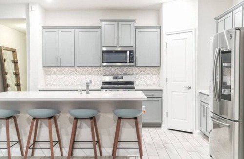 Austin House | 4BR/3BH Private Pool: 5M Airport & F1 & 2500 Sq.ft