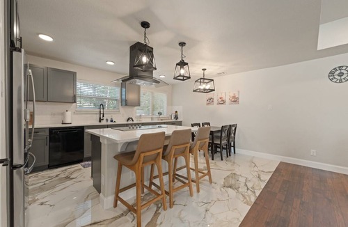 West Arlington House | 4BR Arlington Home, Minutes to AT&T Stadium