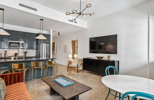Central Business District Hotel | 4BR + Balcony | The Mary Beth Hotel & Gallery