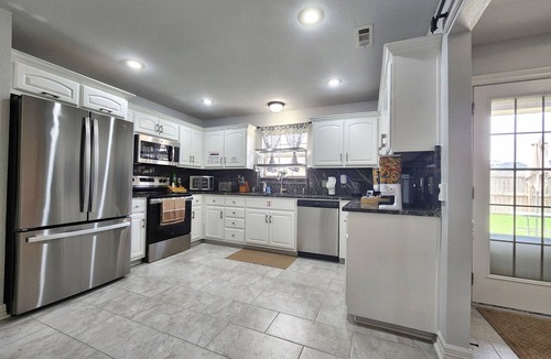 Bethel Heights House | 4BR Central to UofA & Walmart HQ I-49 Access Near Historic Downtown