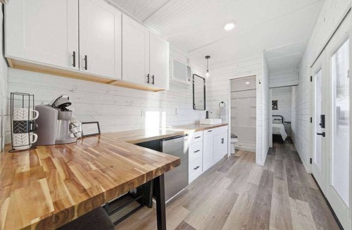 Buda House | 4BR Courtside Retreat, Deck Lounge & Pickleball