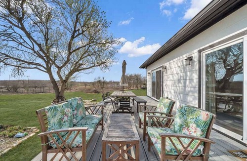 Buda House | 4BR Courtside Retreat, Deck Lounge & Pickleball