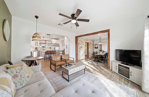 Buda House | 4BR Retreat, Deck Lounge, Pool & Pickleball Court