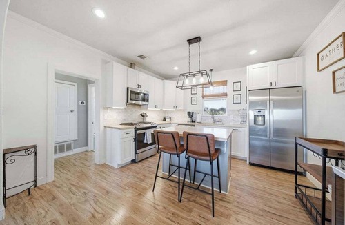 Buda House | 4BR Retreat, Deck Lounge, Pool & Pickleball Court