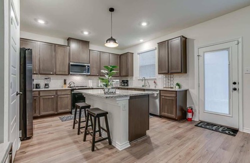 Wetmore House | 4BR/SereneGarden/CharmingPatio/NearTopGolf
