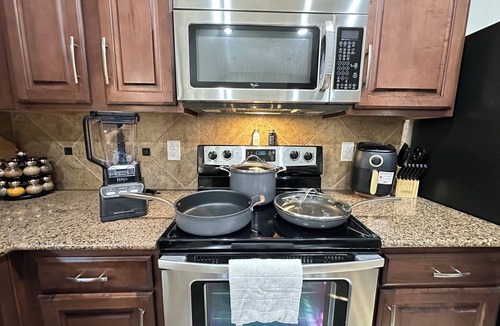South Arlington House | 4mi to AT&T Stadium-Outdoor Patio TV + Fire Pit-Pool Table - Massage Recliners