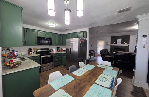 Abilene House | 5 BRs 2.5 BATH with 7 beds in South Abilene. FREE WIFI, TVs. QUIET, SAFE.
