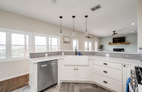 Buchanan Dam House | 5 King 3 5b Firepit Nearby Pickleball Opens Feb 25 Lvl2 EV Charger Pool w Lake Views