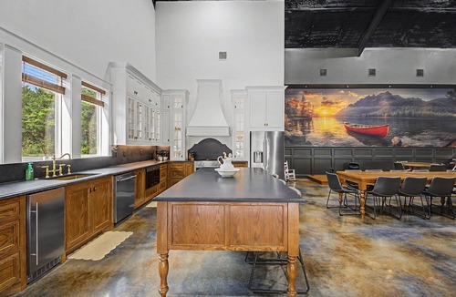 Glenwood House | 5 King Masters, Pool, Putting Green, Hot Tub, Playset, Gameroom, Kayaks, Wedding