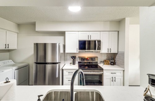 West Arlington House | 5 Mi to AT&T Stadium: Townhome w/Patio