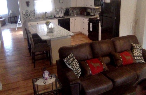 Mammoth Spring House | 5-min Walk to Beautiful Spring River! Cozy, Quiet Newly Remodelled Retreat.