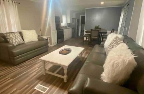 Sunshine House | 5 Mins to Dow, SNF, Westlake, Olin & Shintech!