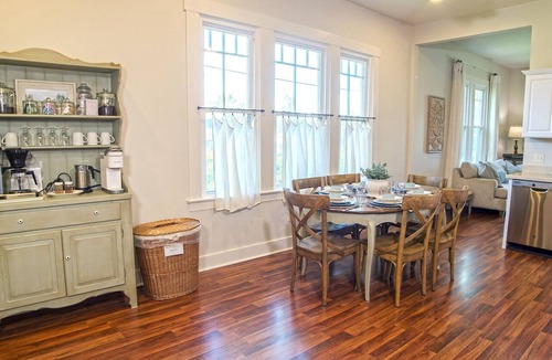 Fredericksburg Cottage | 5 STAR COTTAGE in the heart of Fred-Mini Dip POOL/Hot Tub/WALK to Main/Sleeps 6