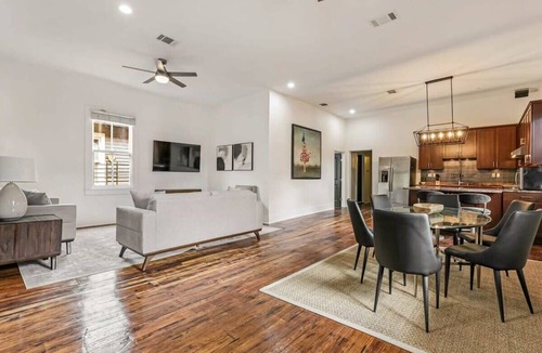 Mid-City Apartment | 5BD Retreat|Parking|Outdoor Entertaining|Streetcar