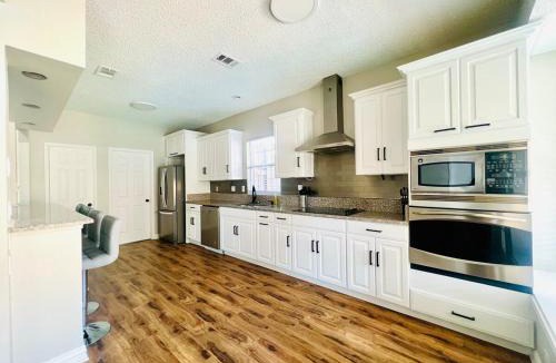 The Colony House | 6 Bedroom Home with Pool, Centrally Located