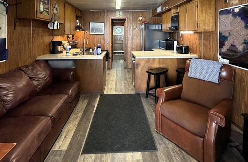 Venice Boat Rental | 6 MAN BEER CAN VENICE MARINA FRONT ROW ICE, WIFI, & W/D GREAT CAMP
