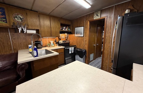 Venice Boat Rental | 6 MAN BEER CAN VENICE MARINA FRONT ROW ICE, WIFI, & W/D GREAT CAMP