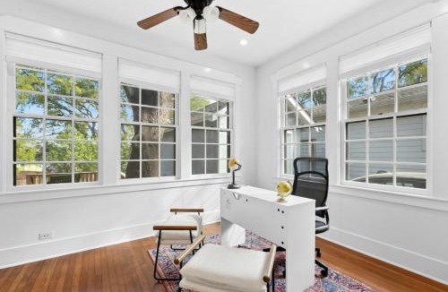 West Campus House | 6BR 2025 Newly Renovated Scholars Historic Home by UT Sleeps 12