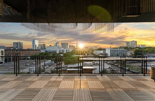 East Cesar Chavez House | 6th Street Suite: 4BR/11Beds - Pool, Roofdeck, Garden Bars, Walk To Everything!