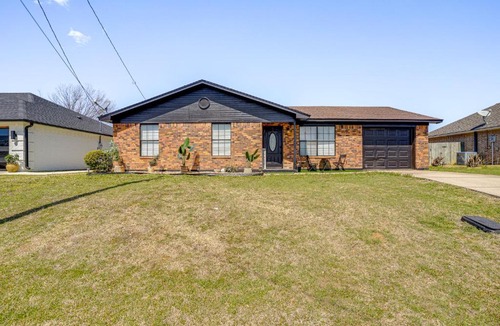 Bridgeport House | 7 Mi to Lake Bridgeport: Home w/Yard & Grill!