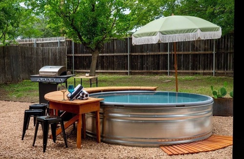 Sweetbriar House | 7BD Southwestern Retreat - Pool - Outdoor Dining - Gym - PingPong - 10 Min to DT