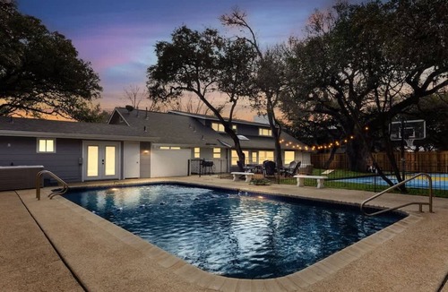 North San Antonio - SAT House | 8 BR Sleeps 22 Pickleball Heated Pool .5 Acre Golf
