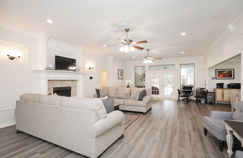 Humble House | 8BR Sleeps 17 Private Backyard IAH/Downtown