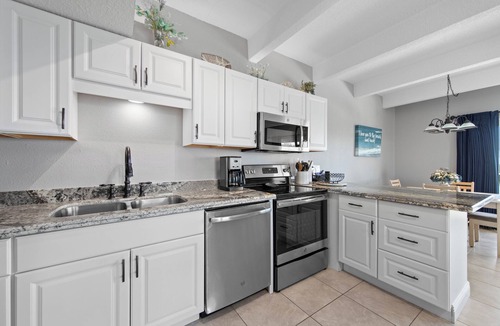 South Padre Island Condo | 8TH FLOOR HONEYMOON SUITE,VIEWS FROM 3 FLOOR TO CEILING WINDOWS STEPS TO BEACH