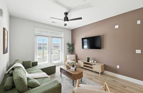 Fort Worth Apartment | 95 Luxury 2B2B Condo DT Fort Worth, Resort Style Pool & Gym, Golf Simulator, 7M to Dickies Stadium, 15M to AT&T stadium