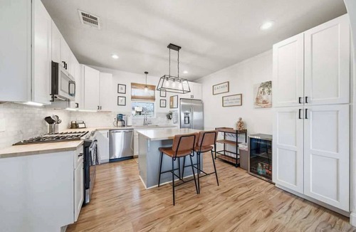 Buda House | 9BR Retreat, Deck Lounge, Pool & Pickleball Court