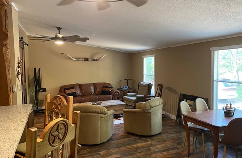Smithville House | A get-away that's not too far away. Only 15 minutes to Bastrop shopping, dining.