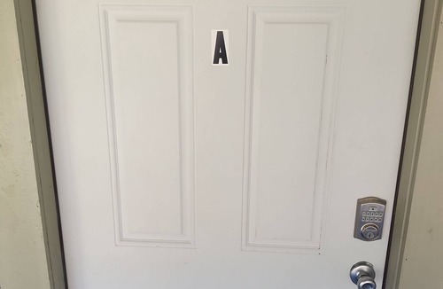 Alexandria Apartment | A Happy Place! 1-bedroom apartment in lovely Alexandria with private parking