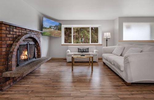 Silver Lake House | A specious 2 level 4 Beds 2 Baths home