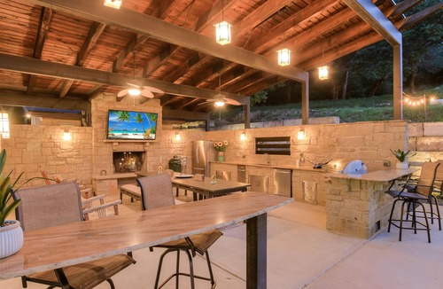 Austin House | Above Hillside Oasis I Pool & Spa I Outdoor Entertaining I Luxury Services