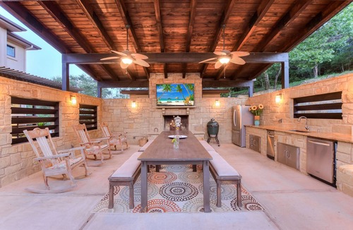 Austin House | Above Hillside Oasis I Pool & Spa I Outdoor Entertaining I Luxury Services