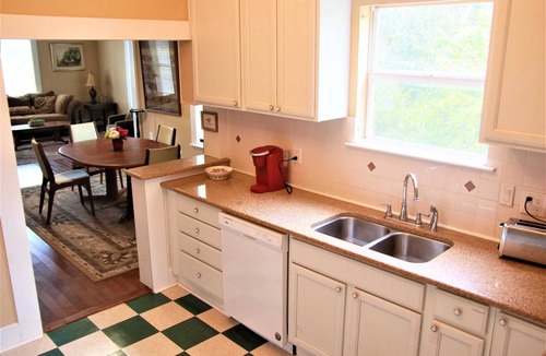 Elmaton Cottage | AC, Free WIFI - Sleeps 7 - Full Kitchen